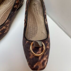 Baretraps Posture+ Animal Print with gold hardware flat shoe - size 6.5M